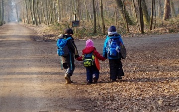 Waldkita_Kinder spazieren