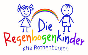 Logo der Kita Rothenbergen mit der Aufschrift Die Regenbogenkinder in bunten Buchstaben. Ueber dem Schriftzug befindet sich ein Regenbogen, und links und rechts davon sind gezeichnete Figuren eines Maedchens und eines Jungen in blauer Strichzeichnung dargestellt.