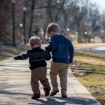 Kinder Hand in Hand