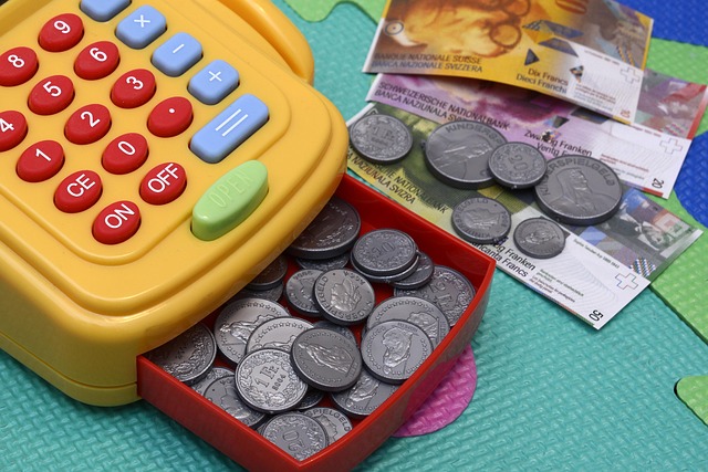 Pixabay-Foto auf dem eine Kinderkasse und Spielgeld zu sehen ist