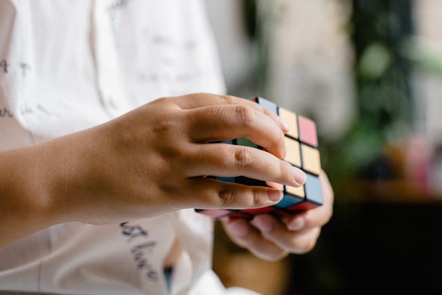 Pexels-Foto eines Zauberwürfels und zwei Kinderhänden, die ihn halten
