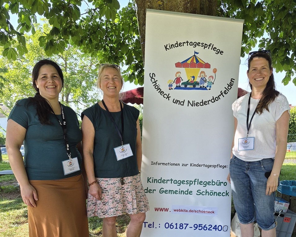 Drei Tagesmütter stehen vor einem Banner auf dem Kindertagespflege Schöneck-Niederdorfelden zu lesen ist.