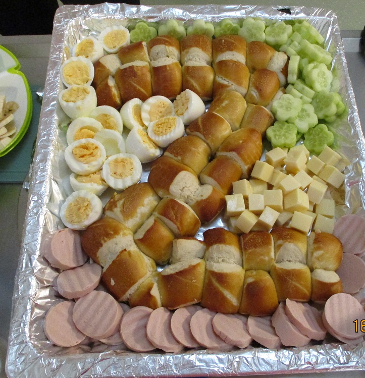 große Schale mit klein geschnittenen Wurst und Käsestücken
