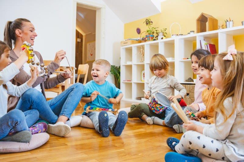 Erzieherin mit Kindern/Tagesmutter